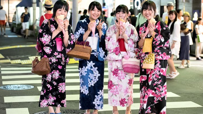 Tidur Saat Kerja hingga Love Hotel, 10 Hal Unik Ini Cuma Bisa Ditemui di Jepang! No 10 Serem Banget