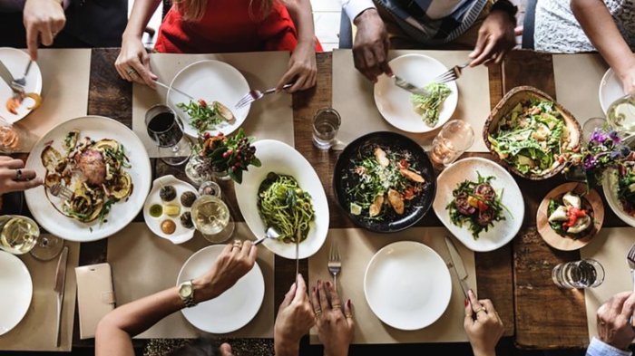 Pertimbangkan Lagi! Ini Hari Paling Buruk tuk Pergi Makan Malam di Luar, Rasa Makanan Dipertanyakan