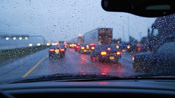 Jangan Sembarangan Nyalakan Lampu Hazard saat Hujan Deras, Ini Bahayanya