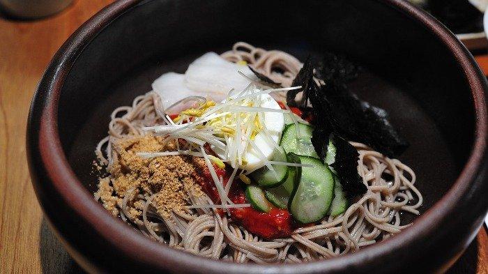 Ini Alasan Orang Jepang Suka Menyeruput hingga Berbunyi Nyaring Saat Menyantap Mi