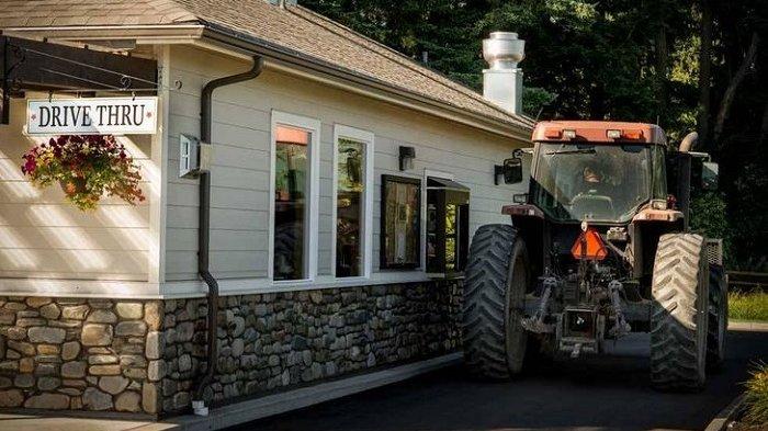 6 Ulah Kocak Pelanggan Drive Thru, Ada yang Mengendarai Traktor