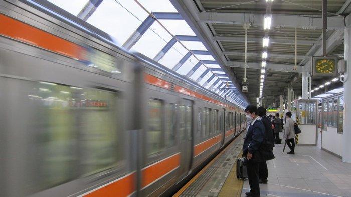 Nahas, Pria Meninggal setelah Bajunya Tersangkut Pintu Kereta dan Terseret Sepanjang Rel
