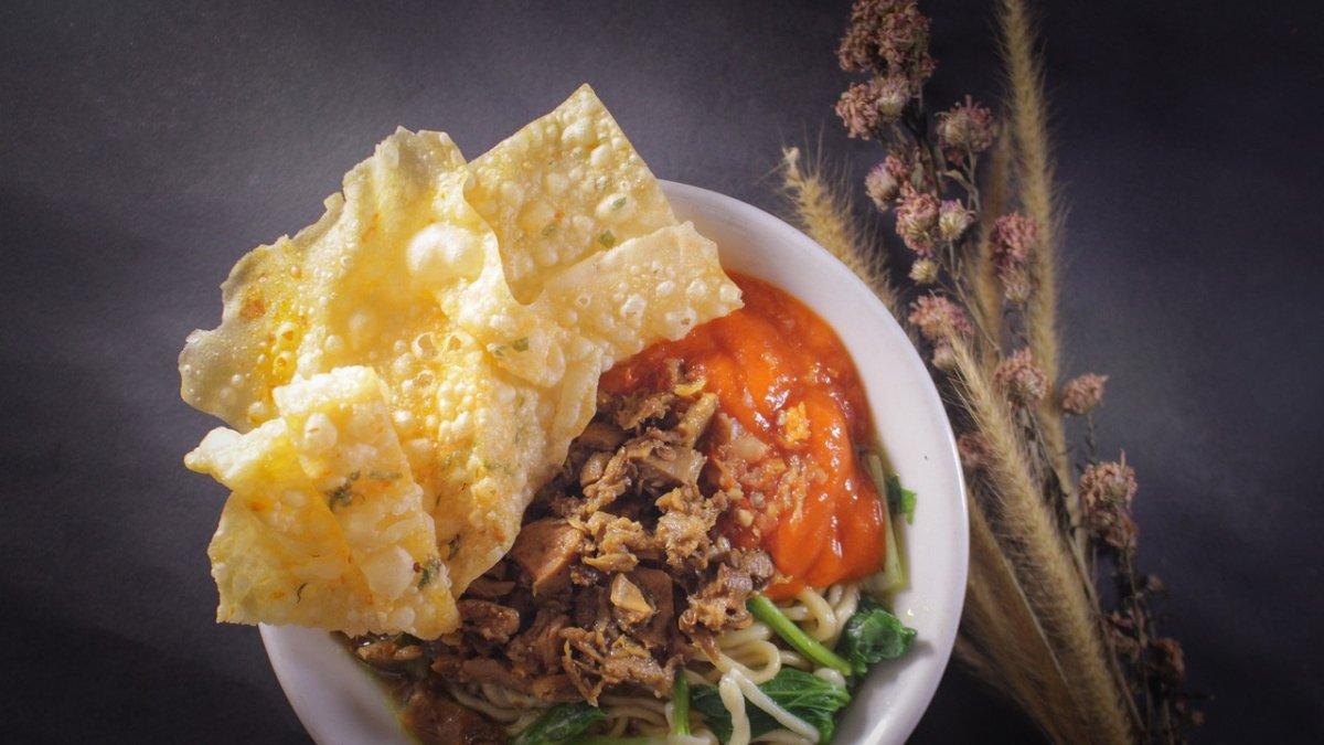 7 Tempat Makan Siang di Jakarta Selatan yang Terkenal Enak, Mie Ayam Bakso Yunus Bikin Nagih