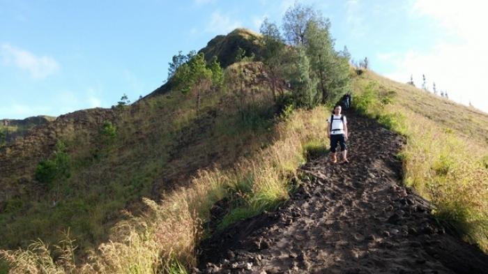 Suasana pendakian di Gunung Batur Kintamani.