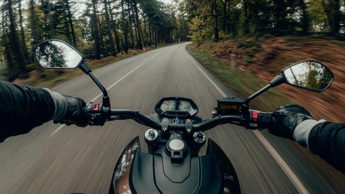 Ilustrasi Tips Traveling Naik Motor Jarak Jauh