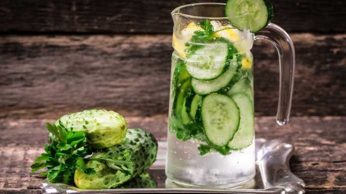 Sering Merasa Lelah Saat Bangun Tidur? Coba Minum Air Mentimun dan Rasakan 6 Khasiatnya