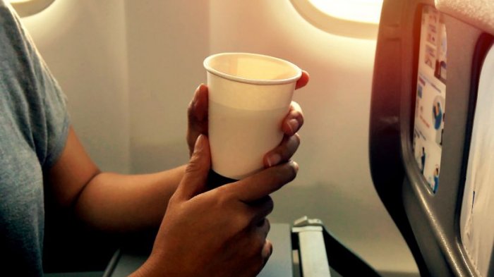 Sebabkan Sakit? Ini yang Buat Penumpang Pesawat Tak Boleh Minum Teh dan Kopi Selama Penerbangan
