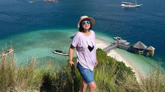 Potret Ira Wibowo Plesiran ke Nusa Tenggara Timur, Kunjungi Labuan Bajo hingga Tracking di Kelimutu