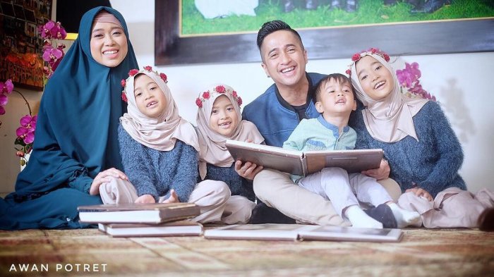 Unggah Foto Keluarga Saat Umrah, Netter Malah Salah Fokus dengan Peci Irfan Hakim