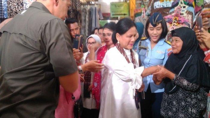 Kunjungi Pasar Beringharjo, Iriana Jokowi Belikan Kaus Wayang untuk Jan Ethes