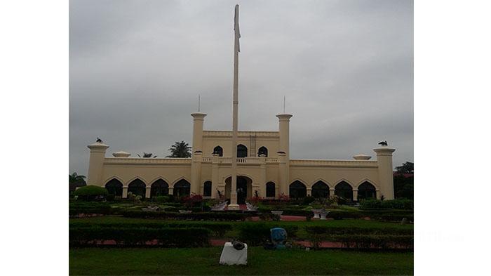 Istana Siak sudah berdiri megah di Siak Sri Indrapura sejak 1889 silam. Kini istana itu sudah berumur 127 tahun, namun kontruksi bangunannya masih sangat kokoh, berada di jantung kota Siak Sri Indrapura