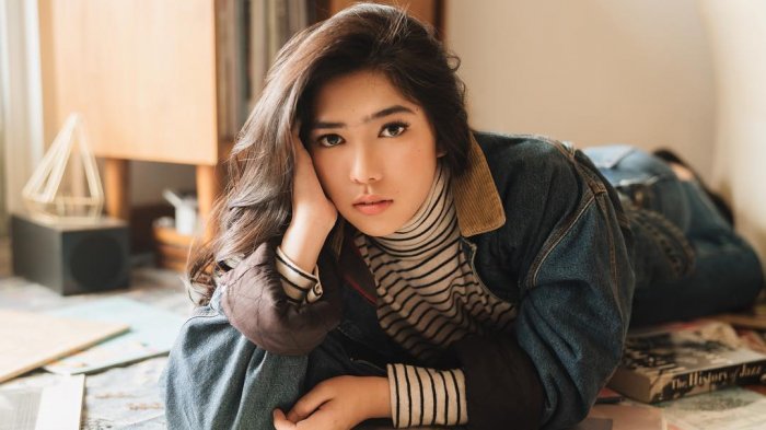 No Jaim! Di Balik Kecantikannya, Begini Gaya Super Konyol Isyana Sarasvati Pas Traveling