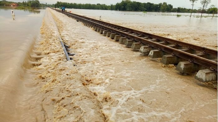 Jalur KA di Brebes Lumpuh Akibat Terendam Banjir, Bagaimana Nasib Penumpang?