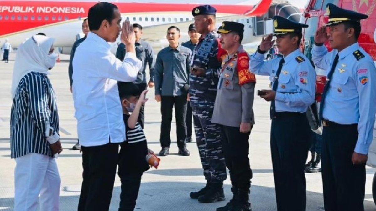 Gaya Jan Ethes Naik Helikopter TNI AU, Temani Jokowi ke Sumbawa Barat