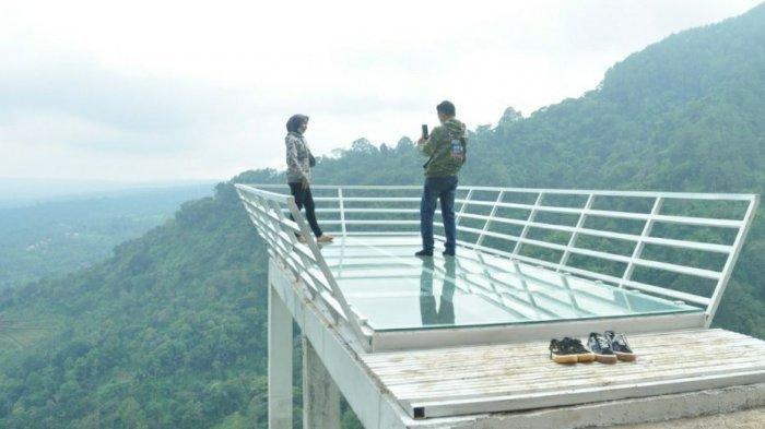 Wisata Gumuk Reco Punya Wahana Baru Jembatan Kaca, Jadi Spot Foto Instagramable bagi Pengunjung
