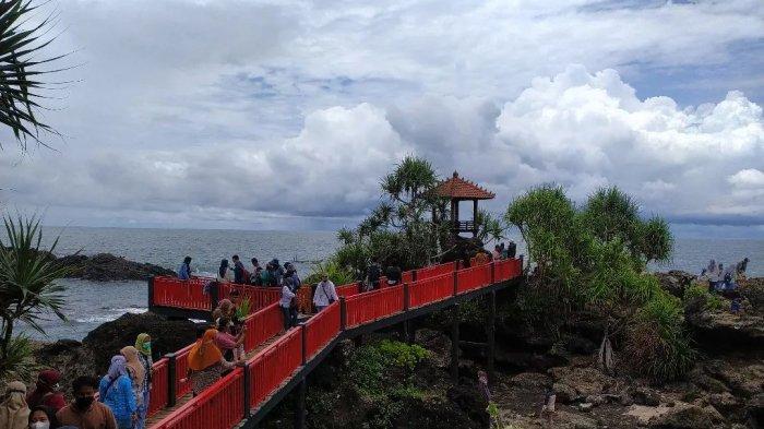 Pesona Pantai Menganti, Tempat Wisata di Kebumen yang Dijuluki Selandia Barunya Indonesia
