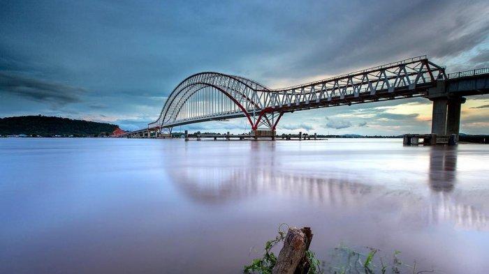 Liburan ke Pontianak? Jangan Lupa Menikmati Keindahan Sunset dan Sunrise di Jembatan Tayan