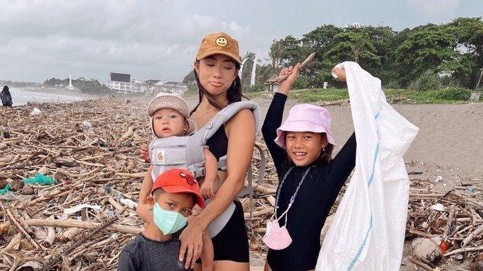 Jennifer Bachdim Ajak Tiga Anaknya Bersihkan Sampah di Pantai, Aksi Mulianya Banjir Pujian