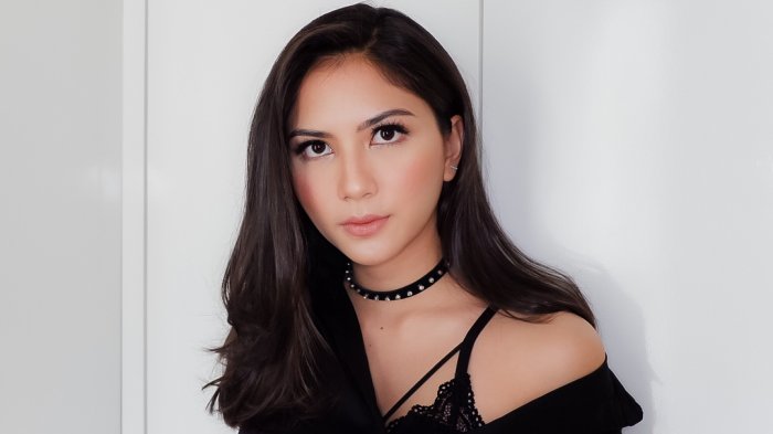 Jessica Mila Pamer Punggung Mulus Saat Berendam di Kolam, Warganet Ramai-ramai Mau jadi Airnya