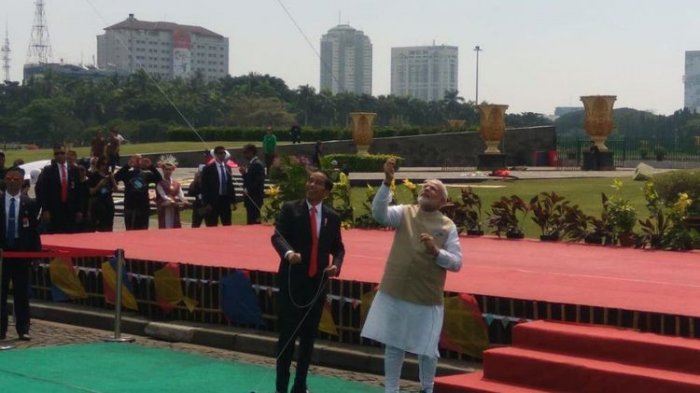 Tawa Lepas Joko Widodo dan Perdana Menteri India Saat Terbangkan Layangan di Monumen Nasional