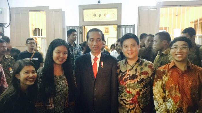 Joko Widodo - Inilah yang Dilakukan Jokowi Saat Datangi Outlet Usaha Kuliner Anak Sulungnya