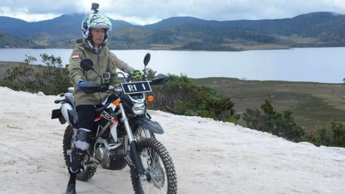 Kunjungi Papua, Jokowi Kendarai Motor Trail Melewati Satu Ruas Trans Papua