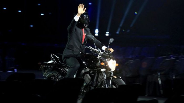 Jokowi Datang Pakai Sepeda Motor Saat Pembukaan Asian Games 2018, WNA: Seperti Tom Cruise!