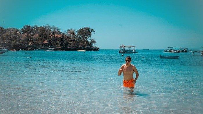 6 Potret Jorge Lorenzo Liburan di Bali, Main di Pantai dan Lihat  Monyet di Tempat Suci