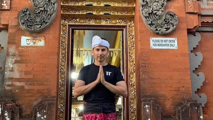 Jorge Lorenzo Masih di Bali, Kali Ini Kunjungi Pura Petitenget
