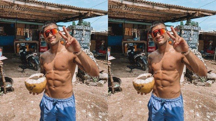 Kagum dengan Keindahan Lombok, Pembalap MotoGp Jorge Martin Nikmati Kelapa Muda di Pantai