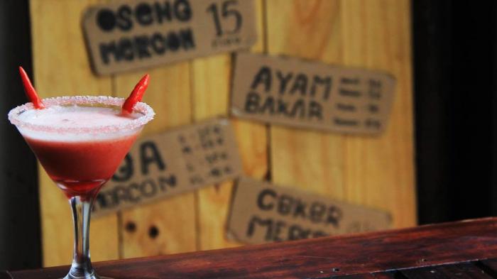 Kedai Oseng Mercon - Di Tempat Ini Cabai Rawit Dijadikan Minuman, Berani Coba?