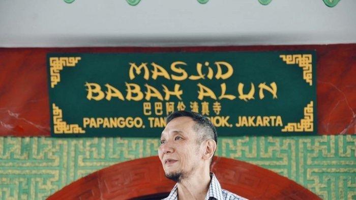 Selalu Tampil Sederhana, Intip Potret 'Bos Jalan Tol' saat Traktir Warga di Warung Nasi Uduk