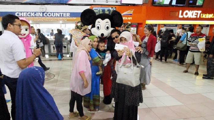 Hari Anak Sedunia - Keren! Stasiun dan Gerbong Dijadikan Tempat Parade dan Bagi-bagi Buku Gratis