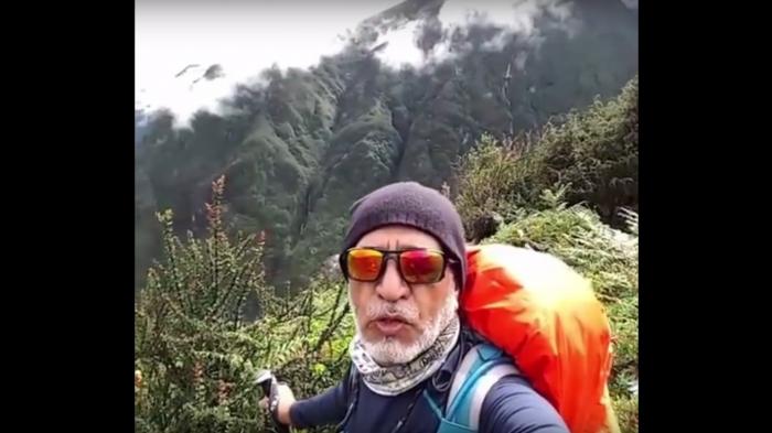 Kisah Traveling - Bikin Haru, Kakek 60 Tahun Kirim Pesan Romantis pada sang Istri di Puncak Everest