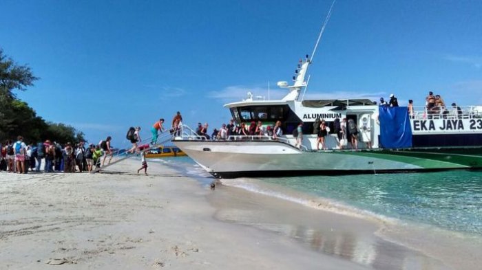Kapal cepat menjadi sarana utama wisatawan yang datang dari Bali ke Gili Trawangan, Lombok.