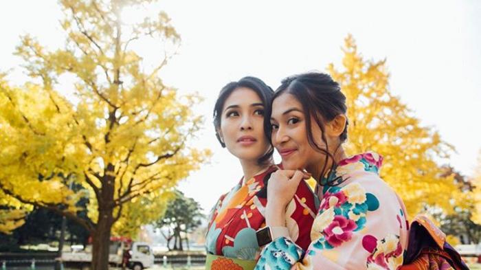 Sandra Dewi - Tak Kalah Cantik dari sang Kakak, Begini Gaya Liburan Kartika Dewi bak Wanita Jepang