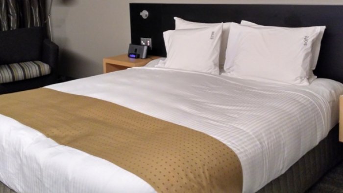 Penasaran Kenapa Sprei Hotel Berwarna Putih? Ga Nyangka, Ternyata Ini Alasannya