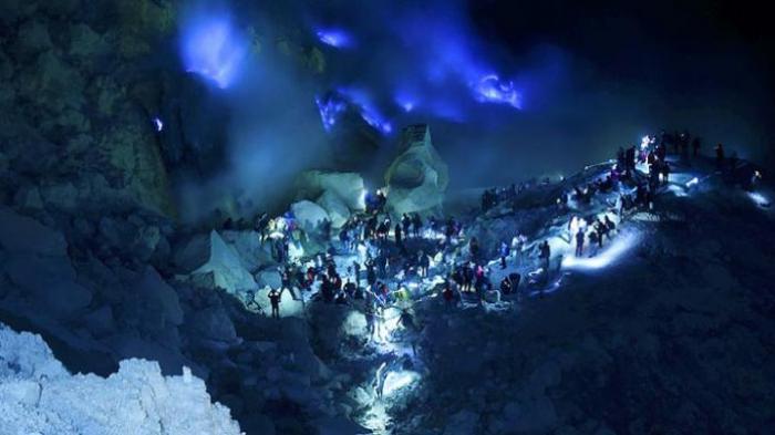 Wisatawan melihat Blue Fire atau api biru di dasar Kawah Gunung Ijen di Kabupaten Banyuwangi, Selasa (9/8/2016) pagi hari. Kabupaten Banyuwangi yang mempunyai julukan sebagai Sunrise of Java tersebut mempunyai sejumlah tempat wisata andalan pantai maupun pegunungan dan dikenal hingga mancanegara.