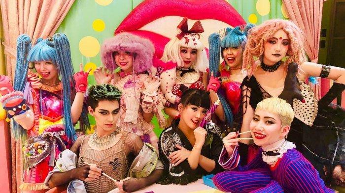 5 Pengalaman Aneh di Tokyo, Termasuk Menari dengan Monster Kawaii