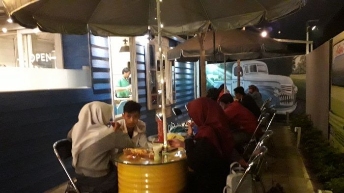 Berkonsep Garasi Truk, Kedai Kopi Truk di Bandung Ini Sajikan Pengalaman Makan Berbeda