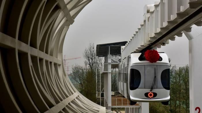 Sky Train - Super Keren! Tiongkok Operasikan Kereta Gantung Bertenaga Baterai Pertama di Dunia