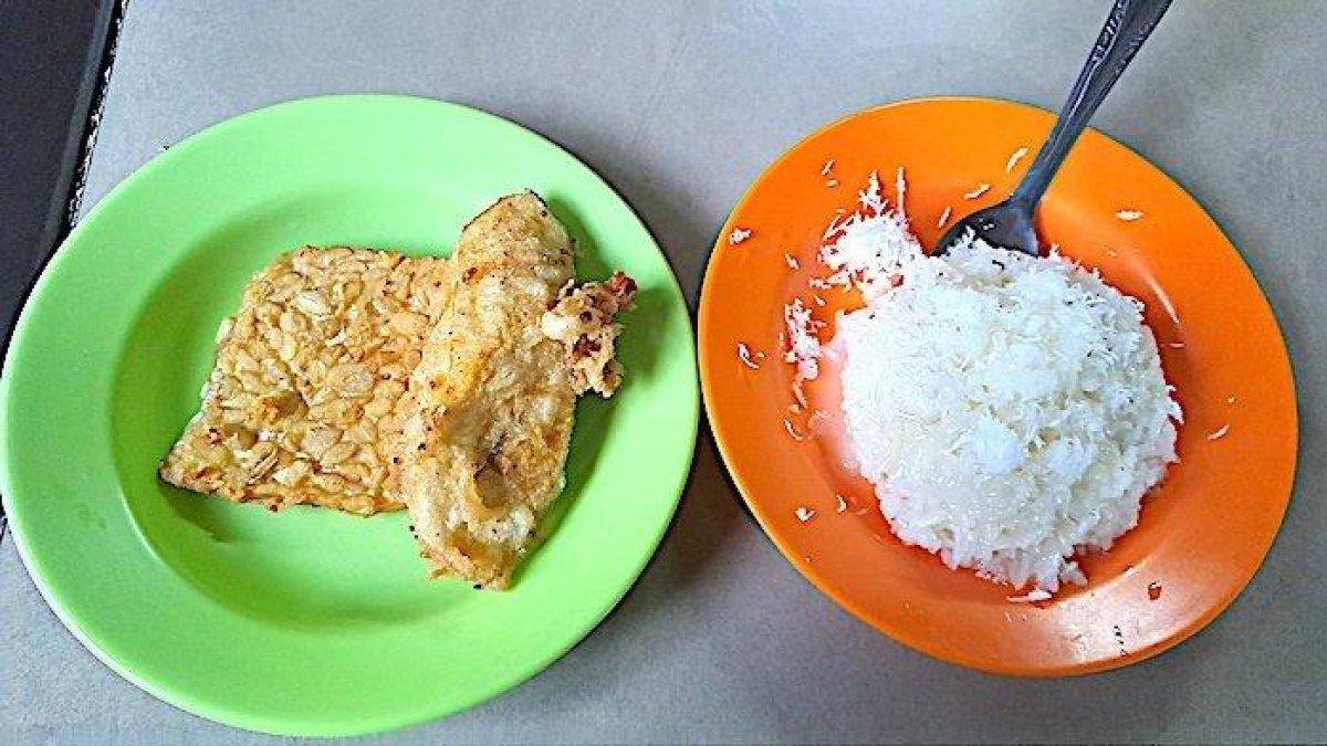 Nyobain Ketan Susu Kemayoran di Jakarta Pusat, Teksturnya Pulen dengan Taburan Kelapa yang Nikmat