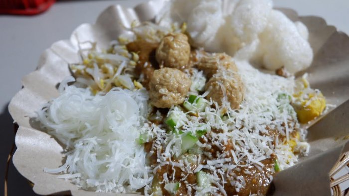 Kuliner Lampung - Ini Dia Ketoprak Anti Mainstream, Ada Bakso dan Taburan Keju di Atasnya