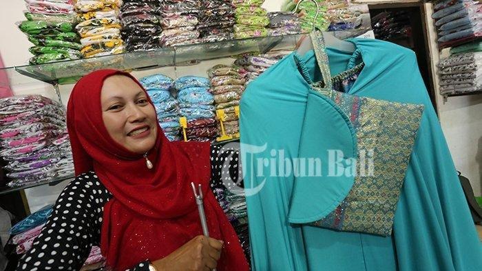 Jelang Lebaran, Mukena Bali Pelangi Banyak Diminati Pemudik