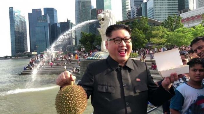 Jelang Pertemuan dengan Trump, 'Kim Jong Un' Berpose di Satu Destinasi Populer Singapura
