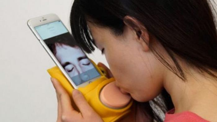 Kissenger - Tak Perlu Risau LDR-an, Gadget Ini Bisa Kirim Ciuman Jarak Jauh, Begini Cara Kerjanya