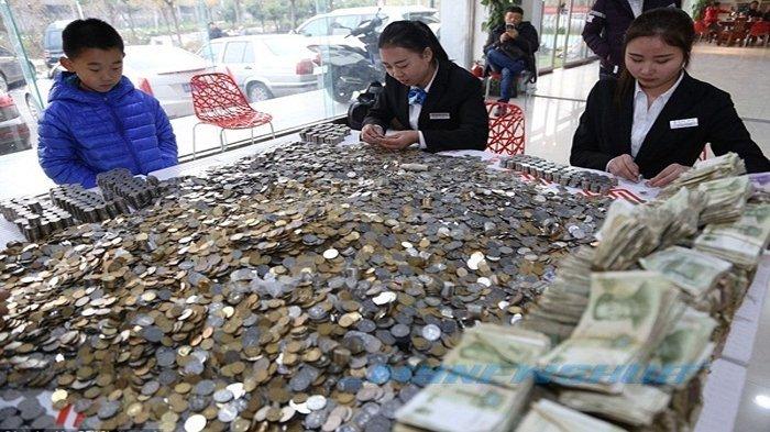 Viral Medsos - Pria Ini Beli Mobil Seharga Rp 1 M dengan Koin, Begini Reaksi Staf di Showroom