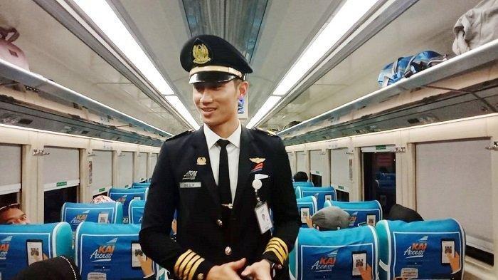 Viral di Medsos, Kondektor Kereta Bandara yang Disebut Mirip Sandiaga Uno dan Choi Siwon