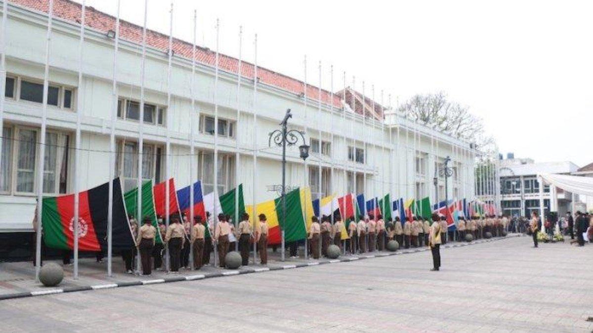 Museum Konferensi Asia-Afrika (KAA) mengibarkan 109 Bendera Negara Asia-Afrika dan 1 bendera PBB pada peringatan 67 Tahun KAA di Museum KAA pada Senin (18/4/2022) pagi. Cek harga tiket masuk Konperensi Asia Afrika di Jalan Braga.