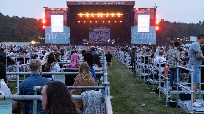 Penonton Berdiri di Tempat Khusus, Inikah Konser Musik 'Social Distancing' Pertama di Dunia?